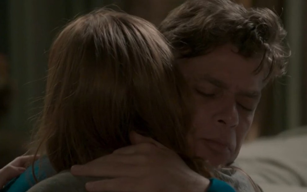 O ator Fabio Assunção (Arthur) abraça a atriz Marina Ruy Barbosa (Eliza) em cena de Totalmente Demais