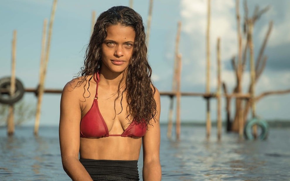 A atriz Thainá Duarte toma banho de biquíni em rio do Amazonas na série Aruanas