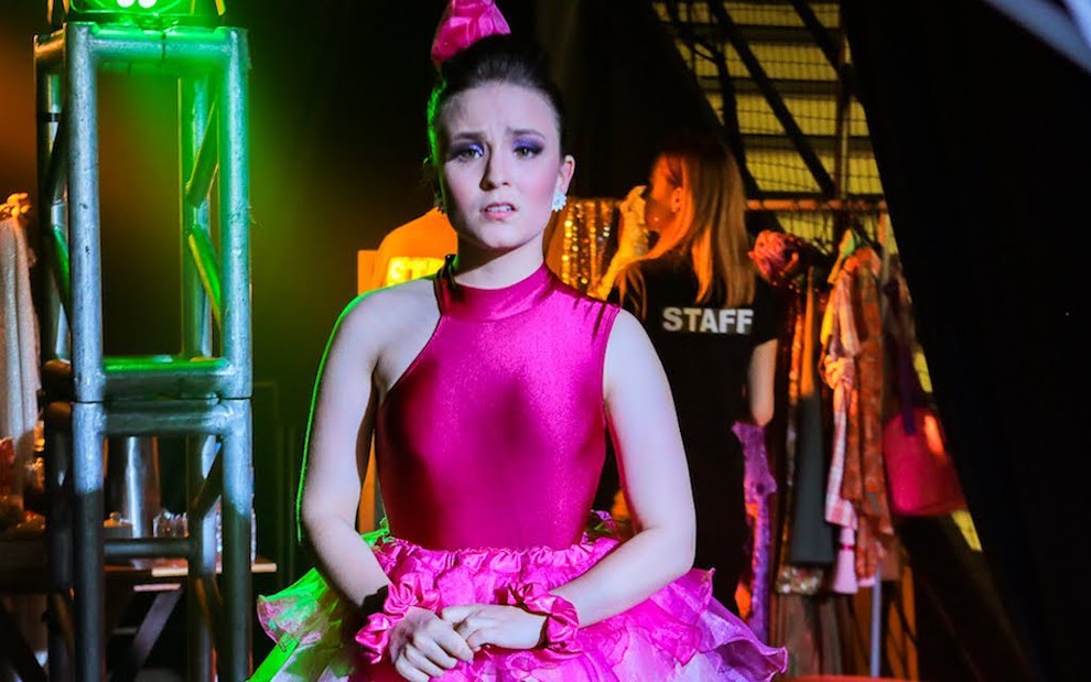 A atriz Larissa Manoela vestida com roupa pink de bailarina para apresentação de musical em As Aventuras de Poliana