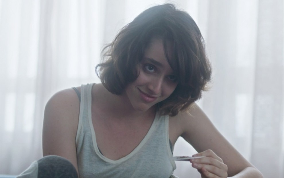 Manoela Aliperti em cena de As Five: caracterizada como Lica, personagem olha de maneira confusa para alguém fora do quadro