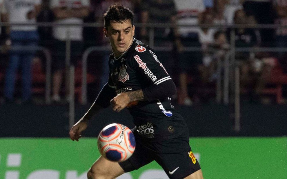 O lateral Fagner, do Corinthians, domina bola em jogo do Campeonato Paulista
