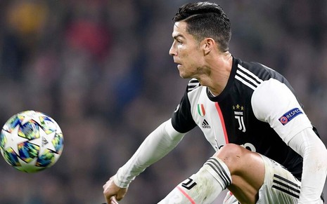 Atacante da Juventus, Cristiano Ronaldo salta para dominar a bola