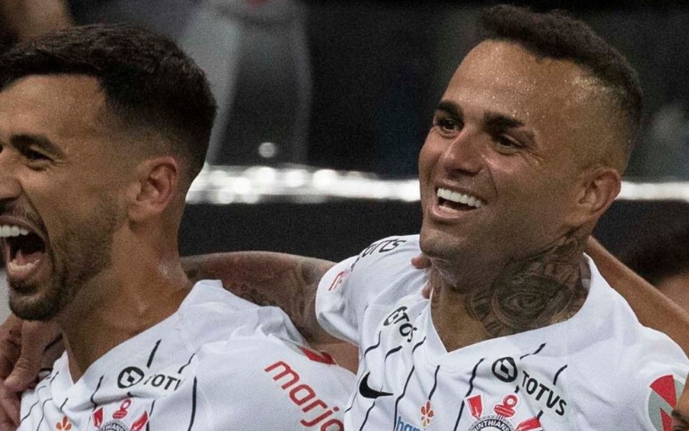 Sorridentes, Camacho e Luan comemoram gol do Corinthians no Paulistão 2020
