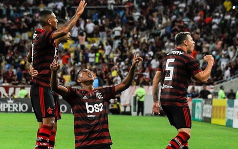 Jovens do Flamengo comemoram o gol marcado contra o Vasco no Campeonato Carioca 2020