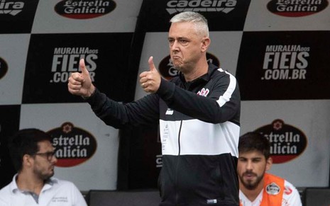 O técnico Tiago Nunes faz sinal de aprovação enquanto comanda o Corinthians em jogo do Campeonato Paulista