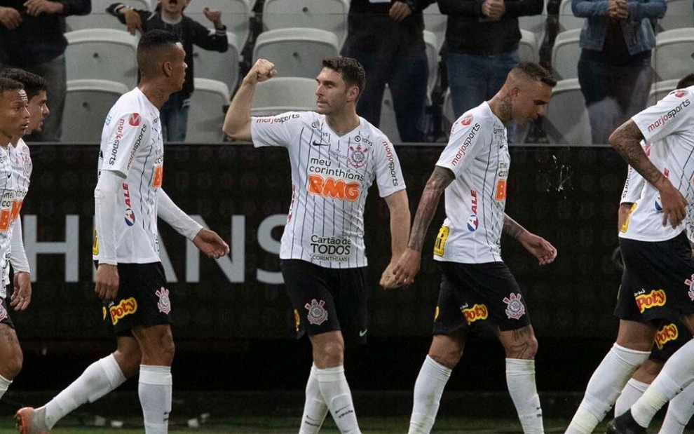 Jogadores do Corinthians enfileirados comemoram vitória na primeira rodada do Campeonato Paulista 2020