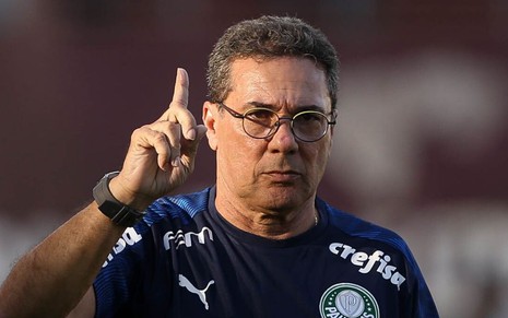 Com o dedo apontado para o céu, o técnico Vanderlei Luxemburgo comanda o Palmeiras