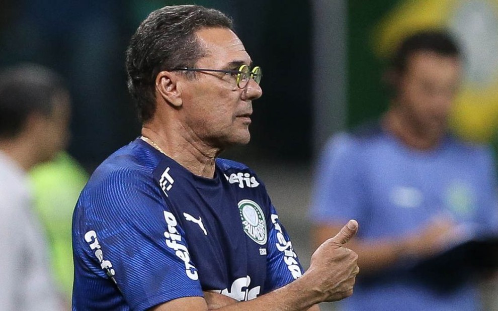 Vanderlei Luxemburgo, técnico do Palmeiras, orienta time em jogo do Campeonato Paulista