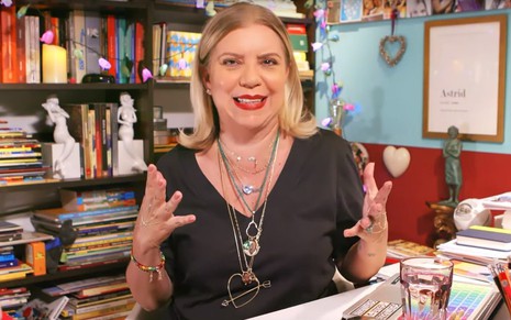 A apresentadora Astrid Fontenelle no escritório de sua casa, no primeiro vídeo de seu canal no YouTube
