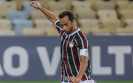 O meia Nenê faz movimento para chutar a bola em jogo do Fluminense no Maracanã