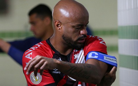 Thiago Heleno, jogador do Athletico-PR, ajeita braçadeira de capitão