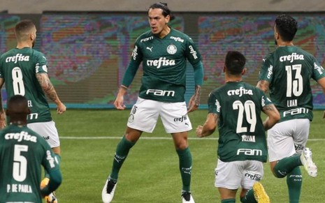 Cercado por colegas do Palmeiras, Gustavo Gómez comemora gol marcado pelo Palmeiras