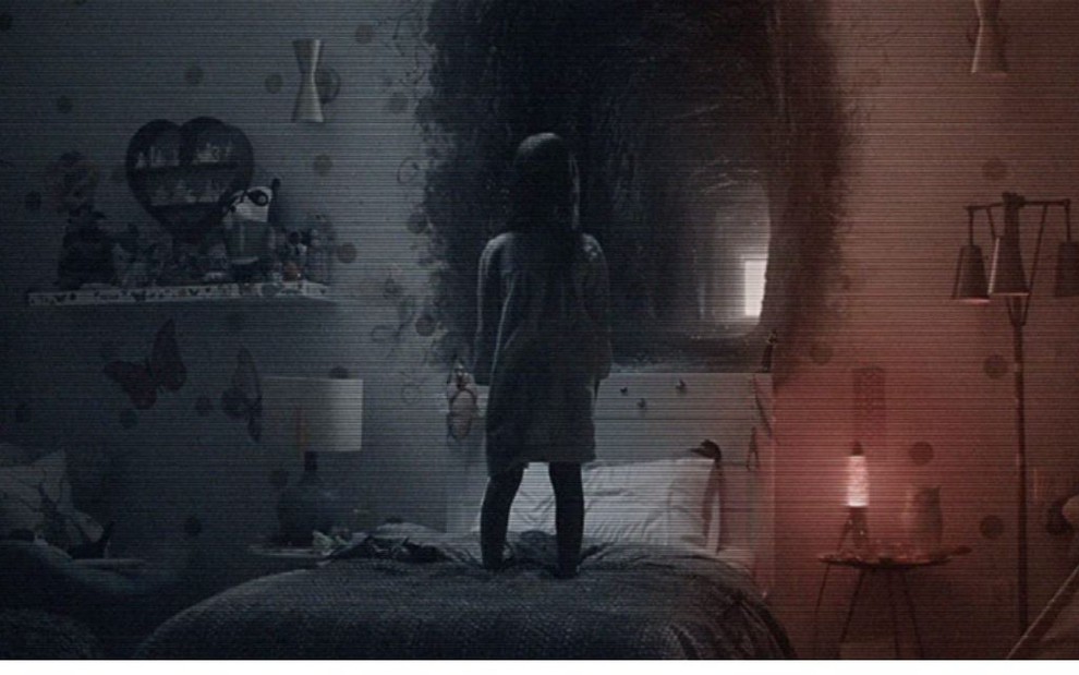 Ivy George sendo assombrada em cena de Atividade Paranormal: Dimensão Fantasma