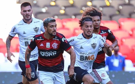 Em jogo no Maracanã entre Atlético-MG e Flamengo, os jogadores Nathan e Guga (de branco) brigam pela bola com Arrascaeta e Willian Arão
