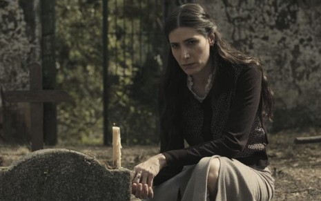 Virginia Cavendish agachada em um túmulo em cena Através da Sombra (2015)