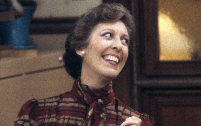 Lady Eleanor Roosevelt (Lois de Banzie) em cena do filme Annie sentada e olhando para a direita
