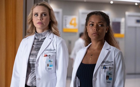 Morgan Reznick (Fiona Gubelmann) no lado esquerdo e Claire Browne (Antonia Thomas) no lado direito de jalecos médicos em cena da série The Good Doctor