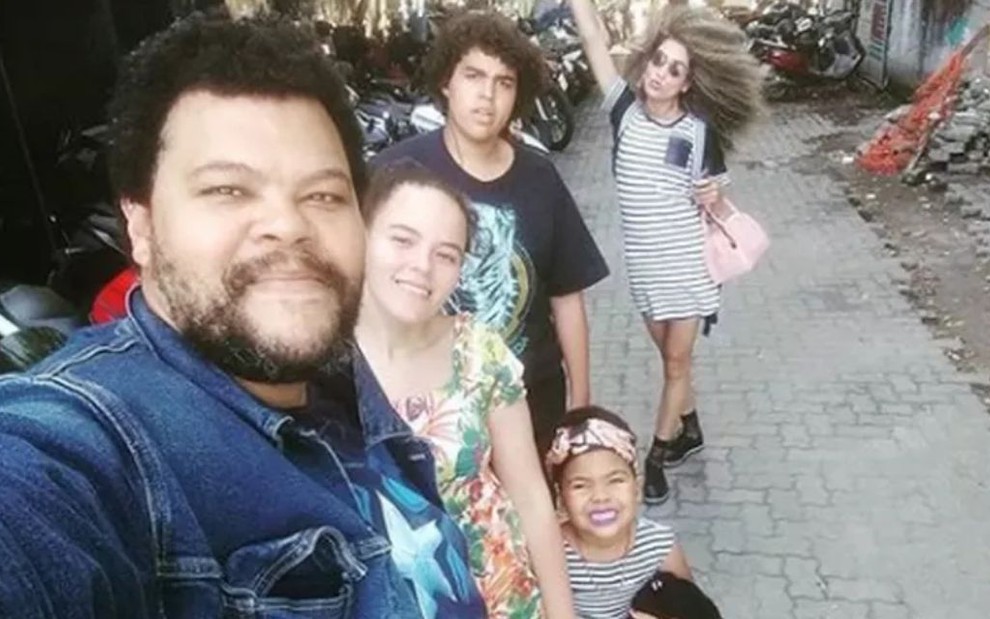 Babu Santana com os filhos Laura, Piná e Carlos e a namorada, Tatiane Melo