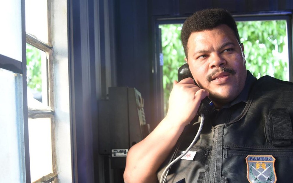 O ator Babu Santana fala ao telefone em cena do filme Intervenção, de 2018