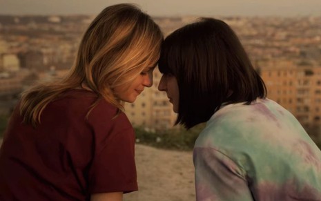 Em uma colina, Benedetta Porcaroli e Alice Pagani conversam durante o pôr do sol na terceira temporada de Baby
