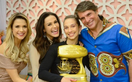 Beca Milano, Nadja Haddad e Olivier Anquier com Karoline, que segura o troféu de campeã da quinta temporada do Bake Off