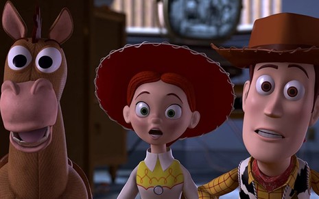 O cavalo Bala no Alvo, a vaqueira Jessie e caubói Woody com expressões surpresas em cena de Toy Story 2 (1999)