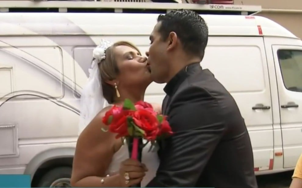Imagem de Célia Pinho e Marcus Pimenta trocando beijo durante Balanço Geral PA, da Record