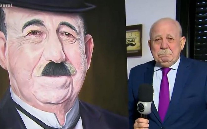 Imagem de Renato Lombardi emocionado ao receber pintura com seu rosto personalizado feita por Fernando Quevedo