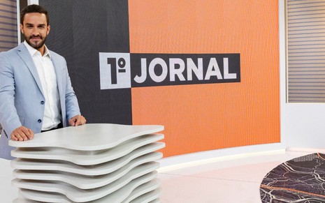 O jornalista João Paulo Vergueiro no estúdio do 1º Jornal, da Band, que estreia em 16/3/2020