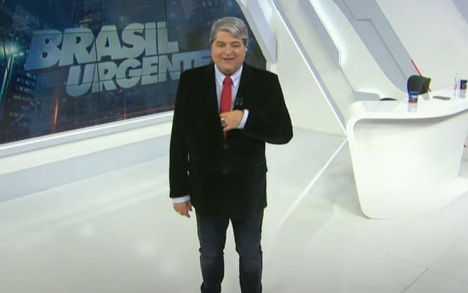 José Luiz Datena sorridente no comando do Brasil Urgente, da Band