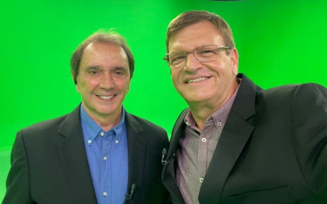 Reginaldo Leme e Sergio Mauricio posam sorridentes para foto em estúdio na Band