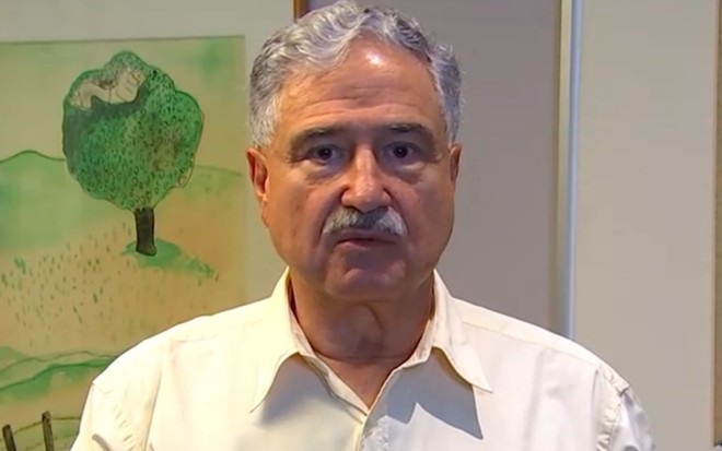 Johnny Saad, presidente do Grupo Bandeirantes, olha para a câmera enquanto fala em vídeo