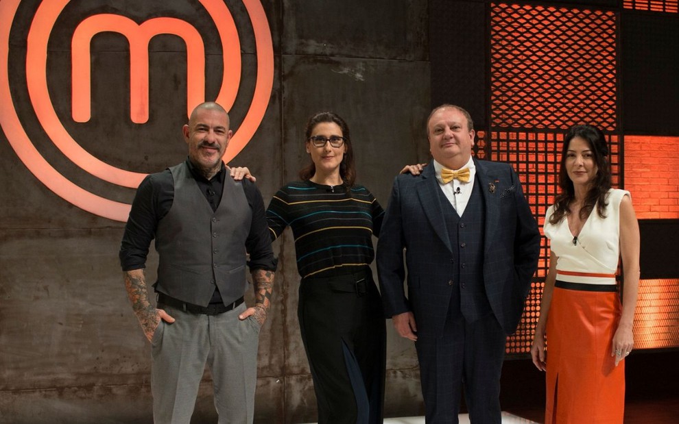 Henrique Fogaça, Paola Carosella, Erick Jacquin e Ana Paula Padrão no estúdio do MasterChef, da Band