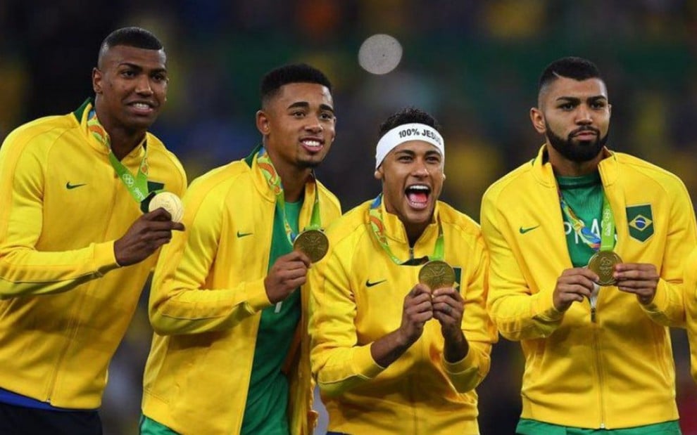 Jogadores do Brasil exibem medalha de ouro conquistada nos Jogos Olímpicos 2016
