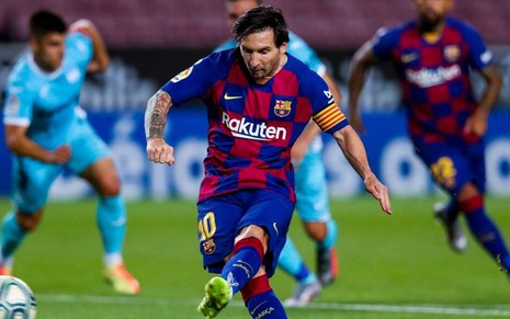 O argentino Lionel Messi chuta a bola com o pé esquerdo em jogo do Barcelona