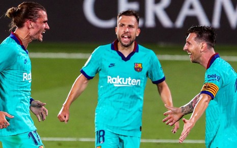 Griezmann, Jordi Alba e Lionel Messi abrem os braços para comemor gol do Barcelona no Campeonato Espanhol