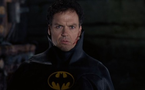 Michael Keaton uniformizado como o Homem-Morcego em cena de Batman (1989)