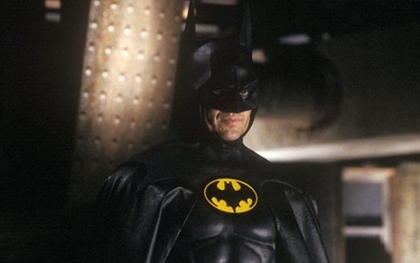 Michael Keaton uniformizado como o Homem-Morcego em cena de Batman (1989)