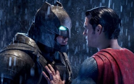 Imagem dos atores Ben Affleck e Henry Cavill em cena do filme Batman vs Superman: A Origem da Justiça