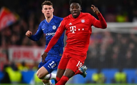 Imagem mostra um jogador do Bayern de Munique, de vermelho, e outro do Chelsea, de azul