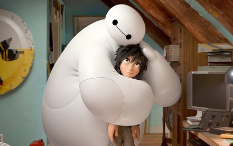 O robô inflável Baymax abraça o menino Hiro em cena da animação Operação Big Hero (2014)