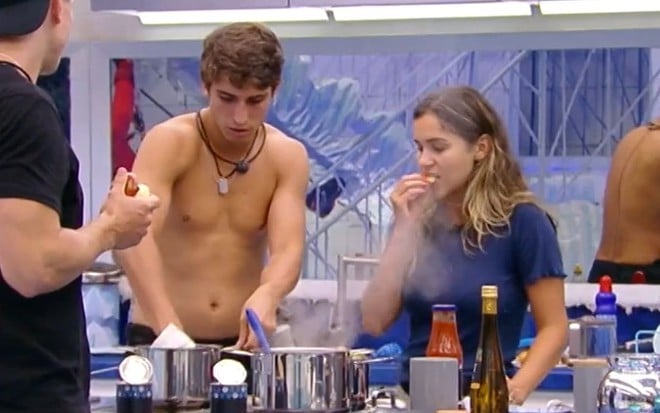 Imagem de Felipe Prior e Gizelly Bicalho na cozinha de gelo do BBB20