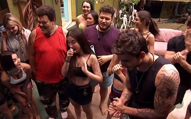 Imagem do elenco do BBB20 na sala principal
