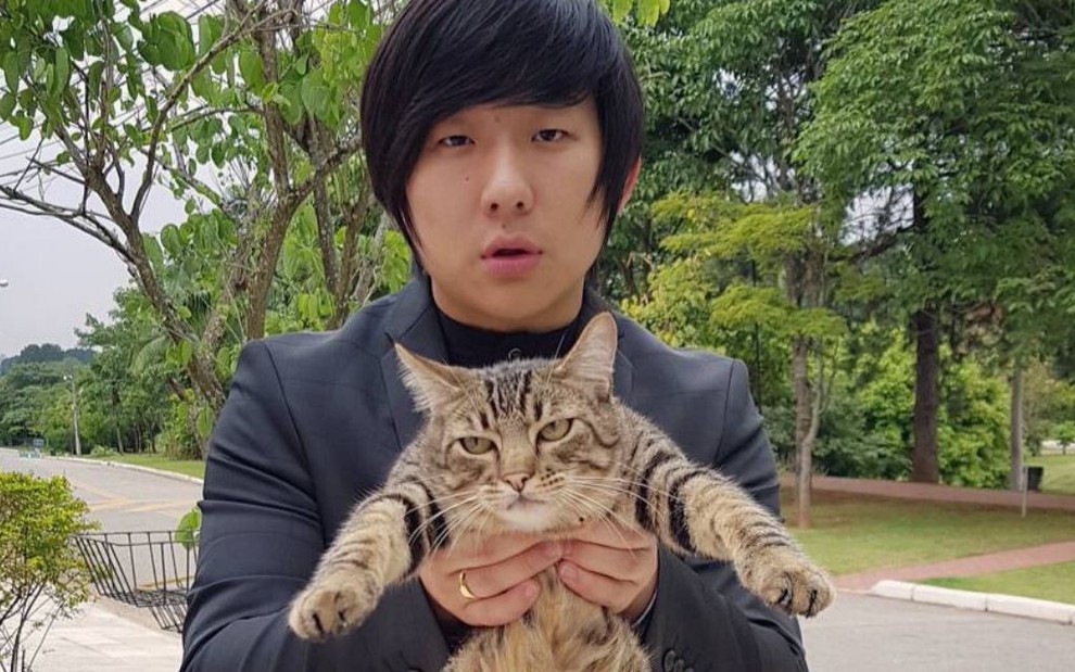 O youtuber Pyong Lee e o gato Quasar