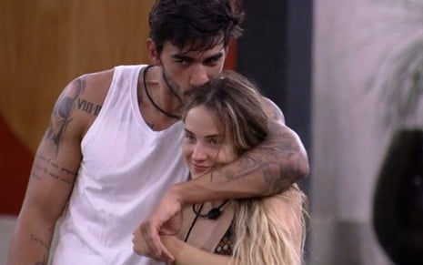 Gabi Martins e Guilherme Napolitano abraçados após vencerem prova do líder no BBB20