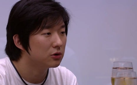 Pyong Lee com expressão séria na casa do BBB20