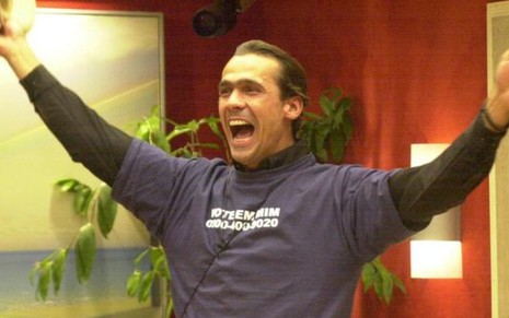 O participante Rodrigo Leonel comemora sua vitória no BBB2, em 2002