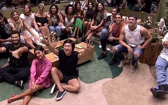 Elenco do Big Brother Brasil 20 reunido na sala, durante interação com Tiago Leifert