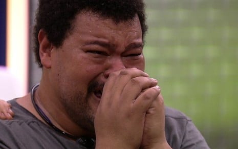 O ator Baby Santana em momento de choro no BBB20