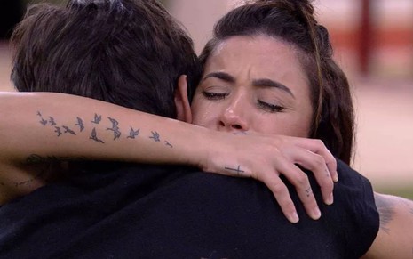 Imagem de Bianca Andrade, a Boca Rosa, chorando e abraçando Guilherme Napolitano